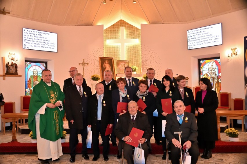 Medale za zasługi dla parafii i Archidiecezji Krakowskiej. 15 osób odznaczonych za zaangażowanie społeczne