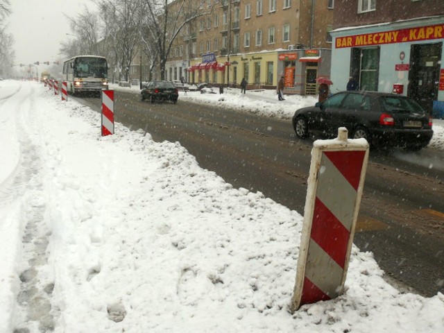 Jeśli pogoda się nie poprawi, ograniczenie ruchu przez centrum miasta będzie długo dokuczać. Ruch odbywa się tylko jedną połową ulicy Staszica.