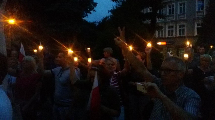 Demonstracja przed żywieckim sądem z preambułą Konstytucji RP  [ZDJĘCIA] 