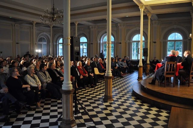 W sali kolumnowej im. Edwarda Stachury "Steda" na dworcu w Aleksandrowie Kujawskim wystawiono "Rewizora" Mikołaja Gogola.To było wydarzenie, na które od dawna czekali miłośnicy teatru. Z jednej strony znana i lubiana sztuka Mikołaja Gogola, z drugiej ciekawość, jak spektakl teatralny wypadnie w odrestaurowanej sali dworca. Dawna sala dworcowej restauracji po remontach zmieniła swoje funkcje. Odbywały się tu już konferencje, spotkania, wystawy i koncerty, Przyszedł czas na teatr.Teatr na dworcu zainaugurowało przedstawienie "Rewizora" Mikołaja Gogola, przygotowane przez włocławski Teatr Ludzi Upartych. Wypadło znakomicie, widzowie przyjęli je owacyjnie. Był to pierwszy od dawna spektakl teatralny w mieście. Zorganizowało go Miejskie Centrum Kultury w Aleksandrowie Kujawskim. INFO Z POLSKI 14.09.2017 - przegląd najciekawszych informacji ostatnich dni w kraju