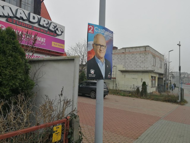 W Toruniu natknąć się można jeszcze na plakaty m.in. Krzysztofa Czabańskiego