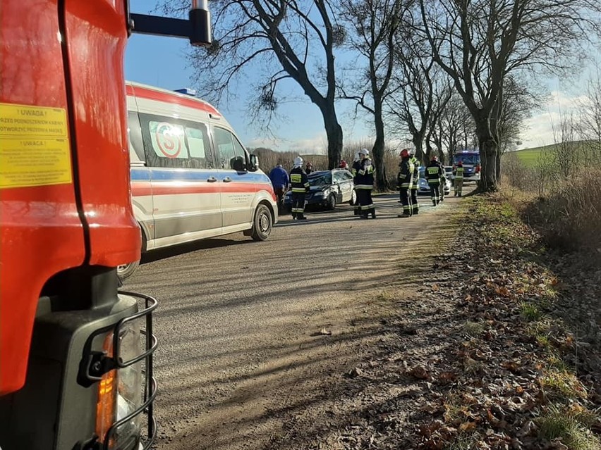 Zielony Gaj. Wypadek na drodze do Spytkowa. Volkswagen uderzył w drzewo i dachował [ZDJĘCIA]