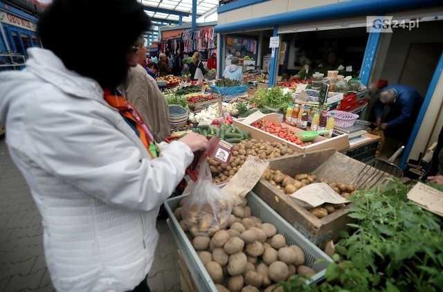 Polacy najbardziej oszczędzają na codziennych zakupach spożywczych