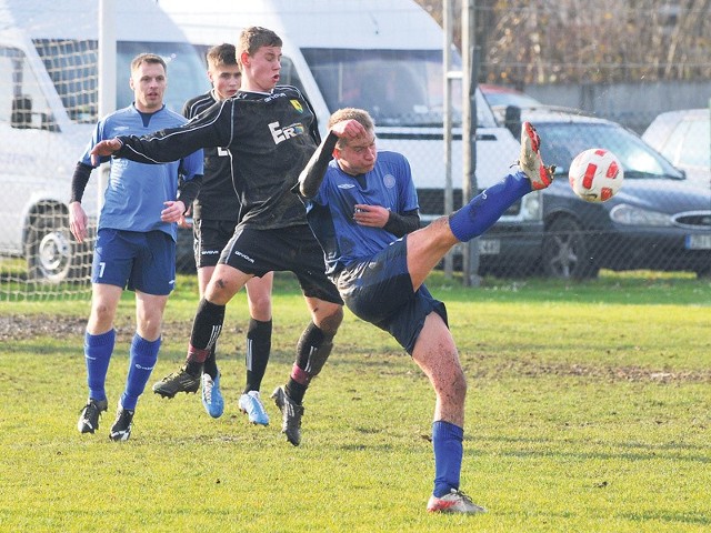 Jesienią Leśnik (czarne koszulki) przegrał u siebie z Vinetą 0:1. 