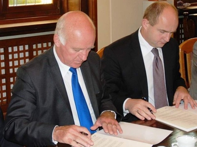 List intencyjny podpisali: Piotr Całbecki, marszałek województwa i prezydent Robert Malinowski.