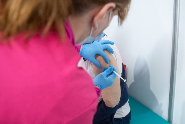 U kobiety z grupy medyków nastąpiły niepożądane objawy bo przyjęciu szczepionki na koronawirusa. To pierwszy taki przypadek w Poznaniu.