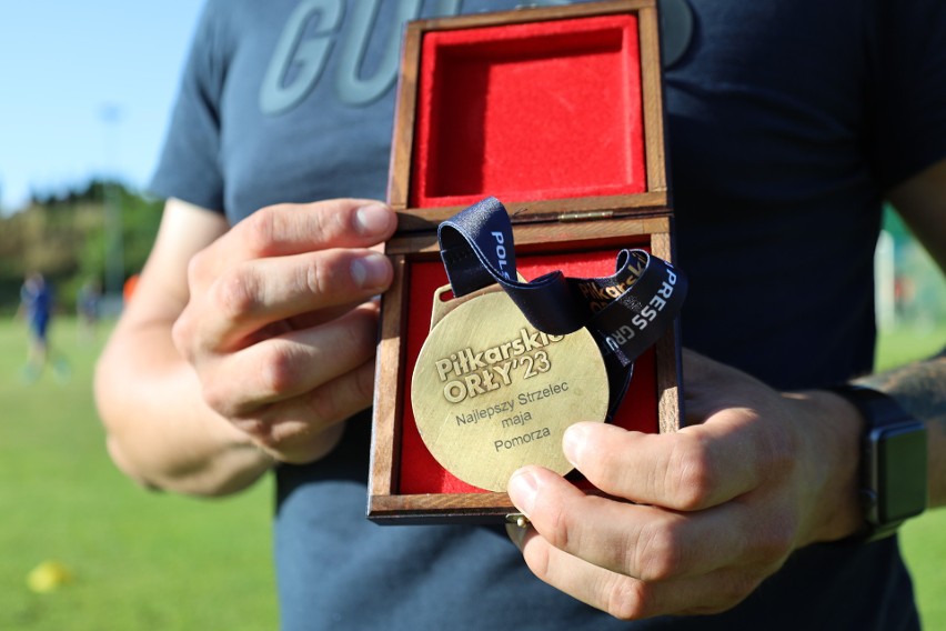 Arkadiusz Proena odebrał medal “Piłkarskie Orły” dla najlepszego strzelca na Pomorzu w maju 2023 r.