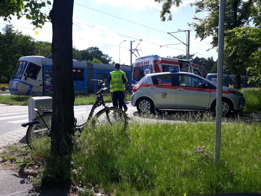 Tramwaj potrącił rowerzystę. Wyznaczono objazdy [ZDJĘCIA]