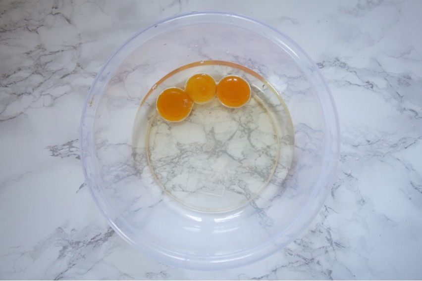 Żółtka jajek trzeba wymieszać z olejem rzepakowym przy...