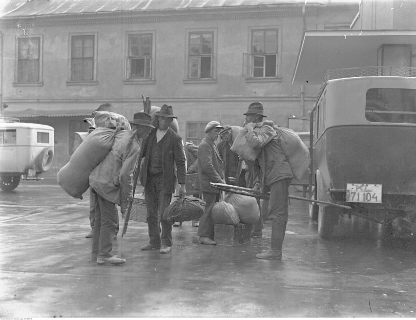 Co dalej z rewitalizacją placu św. Ducha? Niegdyś był tam dworzec autobusowy, dziś jest parking [ARCHIWALNE ZDJĘCIA]