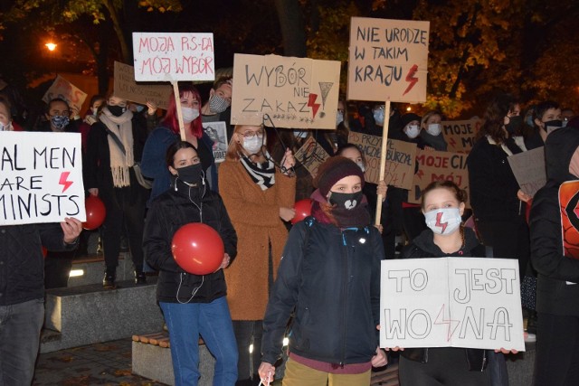Protest pod Filharmonią Zielonogórską. Uczestnicy tańcem wyrazili swój sprzeciw.