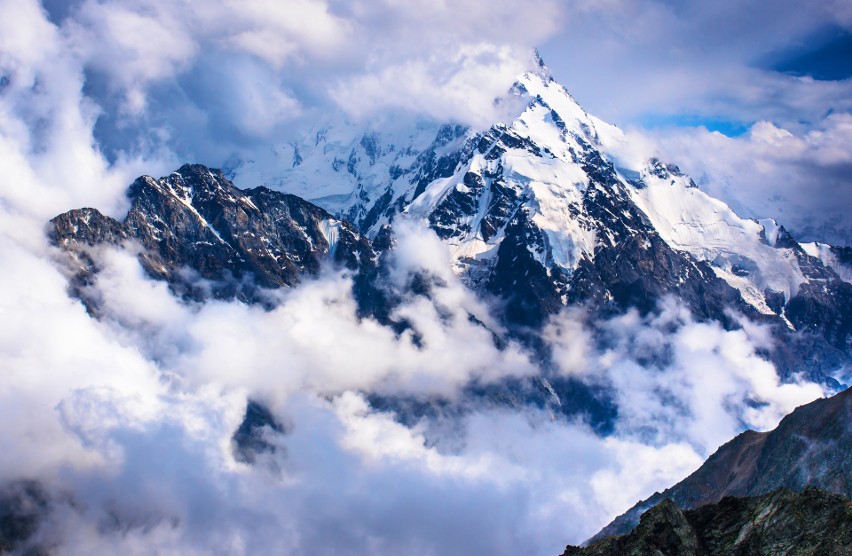 To drugi najwyższy szczyt na Kaukazie, położony na...