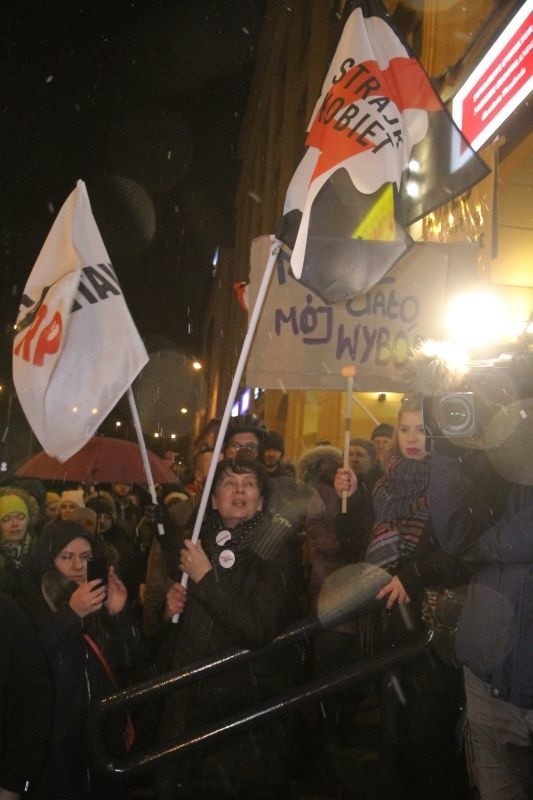 Czarna Środa we Wrocławiu. Protest w Rynku i pod biurami poselskimi 