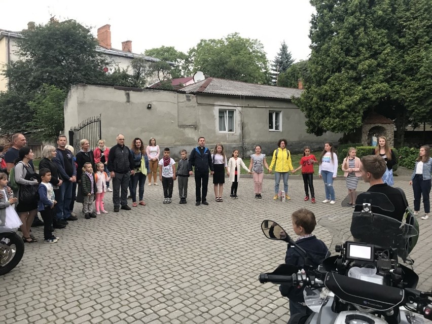 Motocykliści ze starachowickiej Grupy MotoStar odwiedzili Polaków na Ukrainie. To była lekcja życia i pokory (ZDJĘCIA)