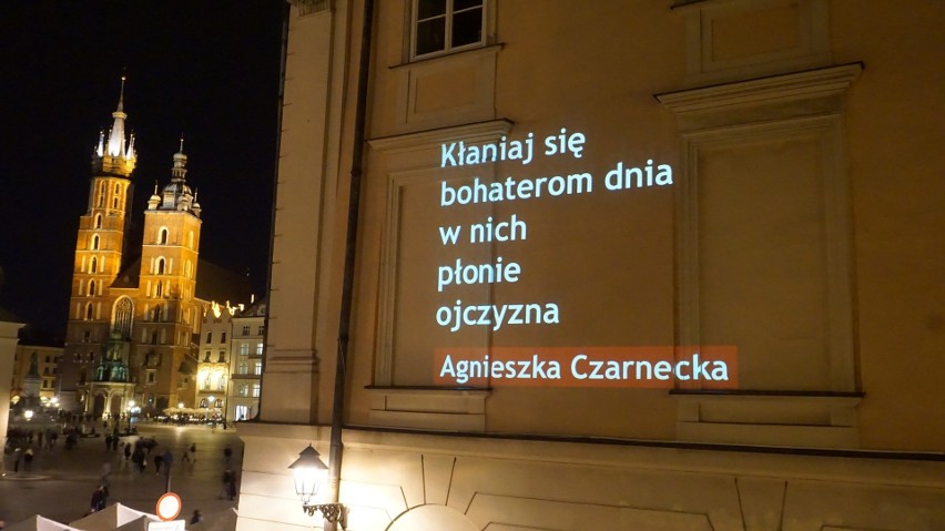 Wiersze Agnieszki Czarneckiej ze Smykowa zachwycają w Krakowie. Są wyświetlane na kamienicy