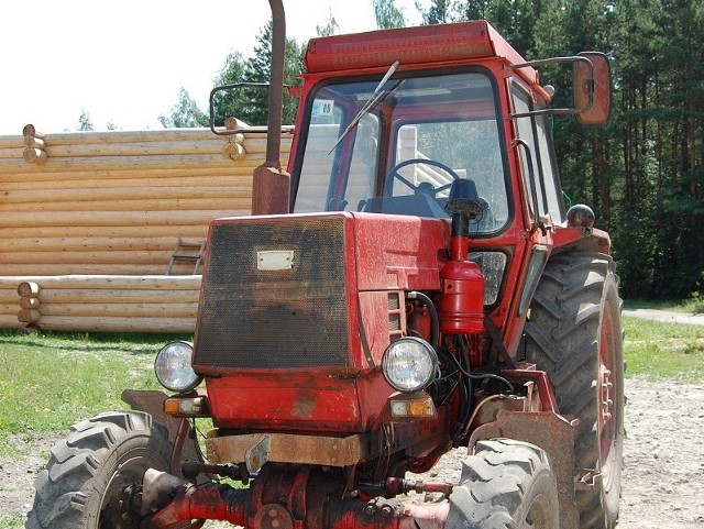 Mężczyzna, który zginął jechał jako pasażer w kabinie ciągnika.