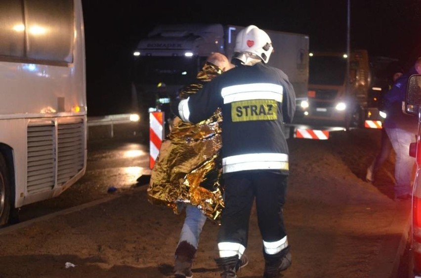 Wypadek autokaru na S3. Wycieczka wracała z jarmarku we Wrocławiu. Autobus przewrócił się na bok. Jedna osoba nie żyje, 24 zostały ranne