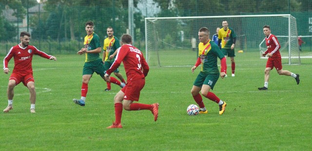 Zespół Sokoła (żółto-zielone stroje) ograł, w swoim ostatnim sparingu przed startem ligi, Victorię Czermin. Z piłką Kamil Aab