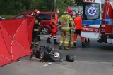 Wypadek z udziałem motocyklisty na skrzyżowaniu al. Piastów i ul. Karmelkowej we Wrocławiu