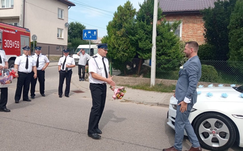 Strażacy zrobili oryginalną bramę Parze Młodej i wręczyli...