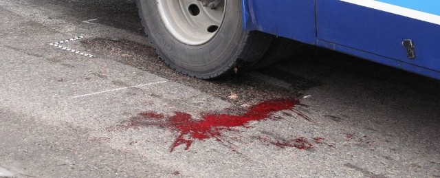 Ślady krwi na jezdni