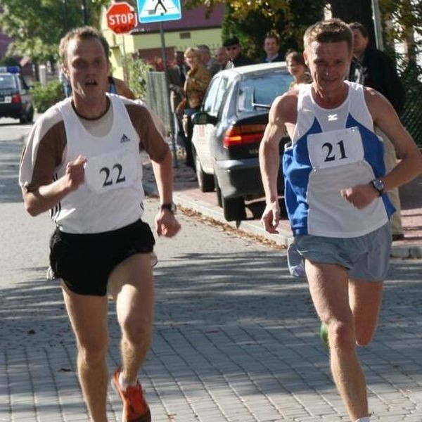Ukraińscy biegacze Jurij Zawgorodnij (z nr 22) i Oleksij Medentsov (nr 21) stoczyli na finiszu pasjonującą walkę.