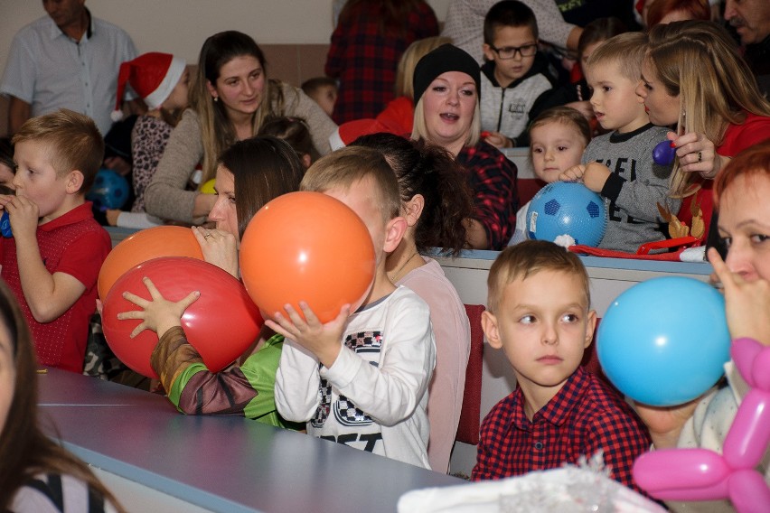 Pełne humoru i radości zabawy mikołajkowe w Nowinach i Woli Murowanej (DUŻO ZDJĘĆ)