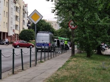 Rozbity samochód i policja na Winogradach w Poznaniu