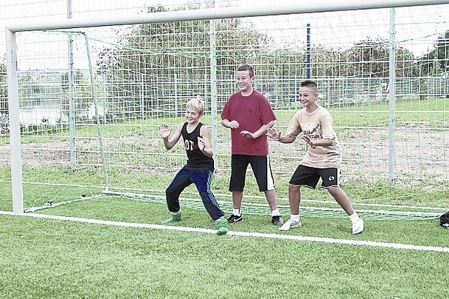 Hubert (od lewej), Kacper i Damian na boisku przy Oratorium św. Jana Bosko grają w piłkę nożną codziennie do późnego wieczora