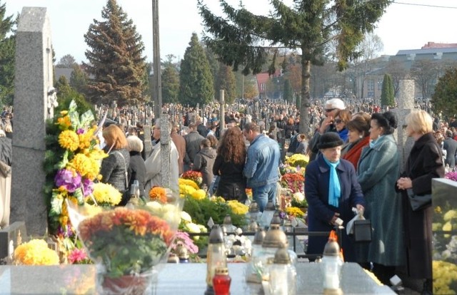 W Święto Zmarłych trzeba się liczyć z tłokiem na cmentarzach i wokół nich