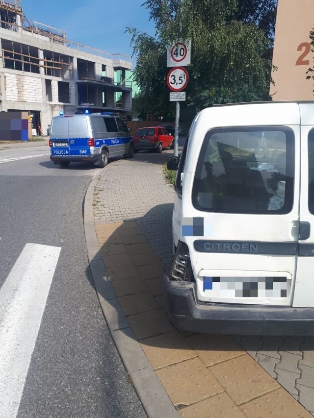 Po kolizji w Kielcach kierowca citroena zostawił  auto i uciekł