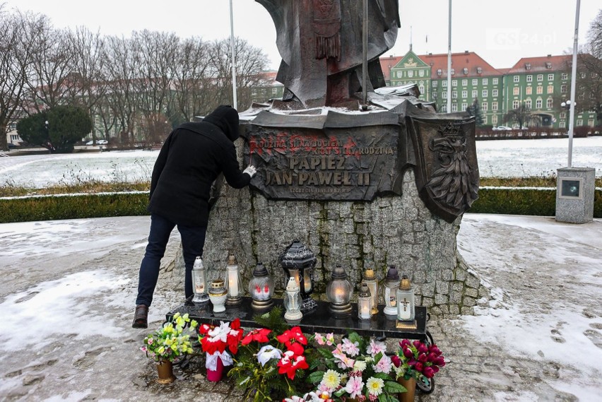 Zdewastowany pomnik Jana Pawła II w Szczecinie. Zdjęcia...