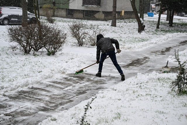 Opady śniegu w Przemyślu, 6 bm. Instytut Meteorologii i Gospodarki Wodnej wydał ostrzeżenia drugiego stopnia przed intensywnymi opadami śniegu dla części województwa podkarpackiego.