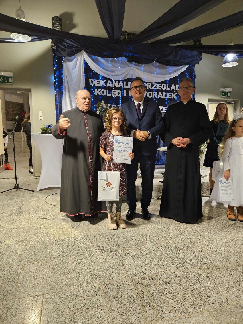 W Krzyżtoporze śpiewali kolędy.  Prawie 40 dzieci wzięło udział w Dekanalnym Przeglądzie Kolęd i Pastorałek. Zobacz zdjęcia