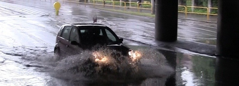 Ulewa nad Słupskiem. Ulice w mieście zalane (zdjęcia, wideo)