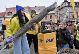 Na Rynku w Inowrocławiu ekipa RMF FM razem z Sarą James rozdawali "Choinki pod choinkę". Zdjęcia