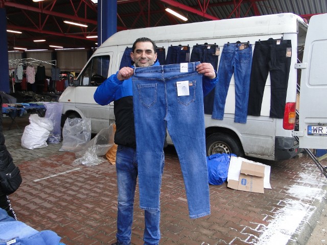 - Tanie i dobre spodnie – zachwalał jeden z handlarzy we wtorek 7 marca na targowisku w Przysusze.