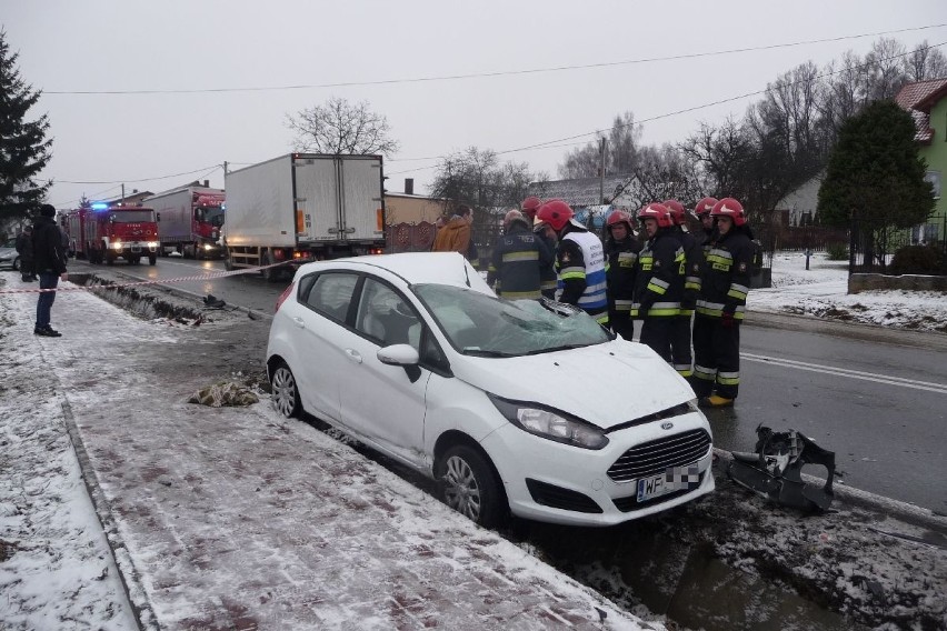 Wypadek w Lechowie na łuku drogi. Młody kierowca z obrażeniami  