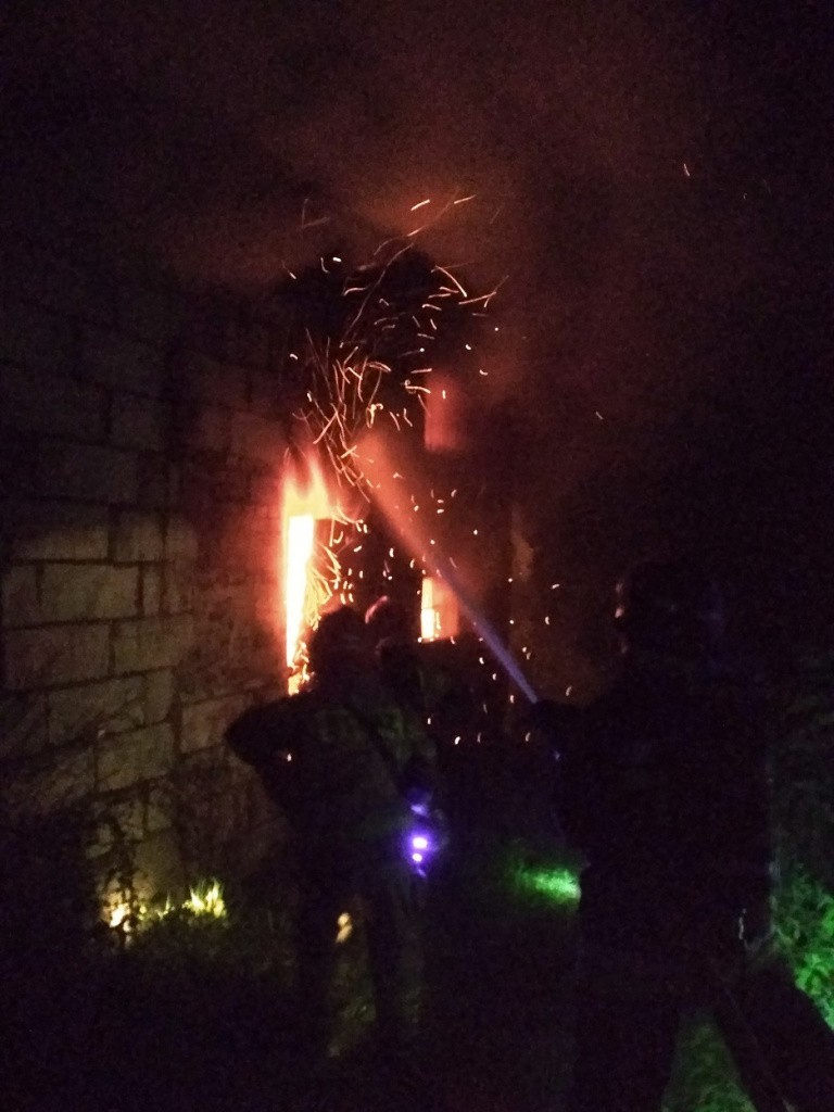 Gołdap. Pożar w kompleksie budynków gospodarczych (zdjęcia)