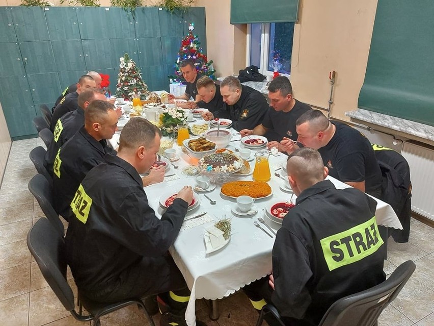 Wigilia u łódzkich strażaków. Ratownicy przygotowali karpia, łazanki i kapustę z grochem ZDJĘCIA