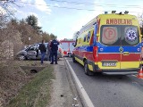 Wypadek na drodze wojewódzkiej 794. Zderzyły się dwa samochody. Jedna osoba jest ranna