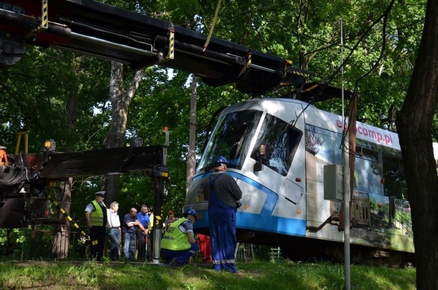 Wrocław: Tramwaj wykoleił się na Krzykach (ZDJĘCIA)