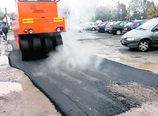 Bonus dla Płaszowa. Asfalt z okolicznego remontu trafił na parking.