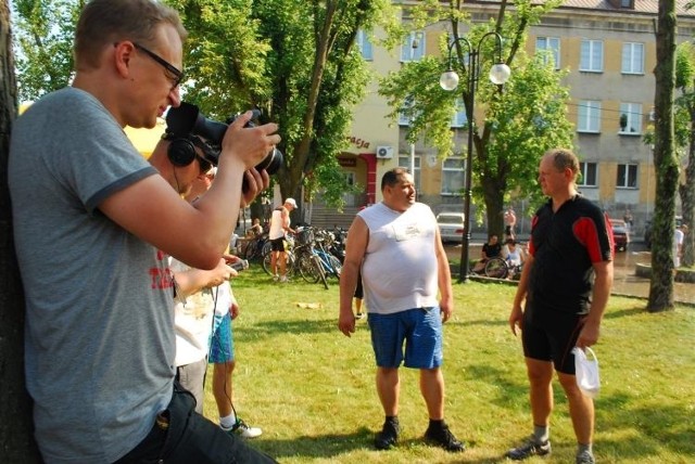 Tomasz Adamski (z kamerą) podczas zdjęć do filmu "(wielki) ŁAPIAK&#8221;