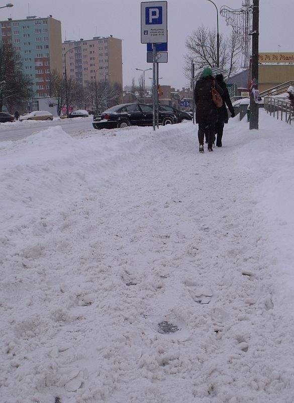 Jak już wydostaniemy się z parkingu przez zaspy śniegu,  zostanie nam "tylko" przebrnięcie przez zasypany chodnik.