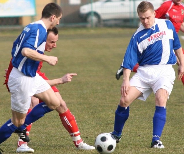 Piłkarze Sokoła Nisko (z piłką Tomasz Szewc) rozegrają w tym roku pierwszy mecz na własnym boisku i będą faworytami potyczki z Żurawianką Żurawica.