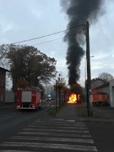 Wypadek i pożar samochodu osobowego w Nowym Stawie. Jedna osoba trafiła do szpitala