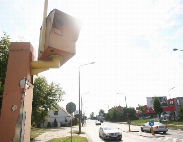 Ten zapomniany maszt stoi na ulicy Wierzbickiej w Radomiu i... może być nadal używany! Na jego likwidację lub oznaczenie inspekcja ma aż trzy lata.