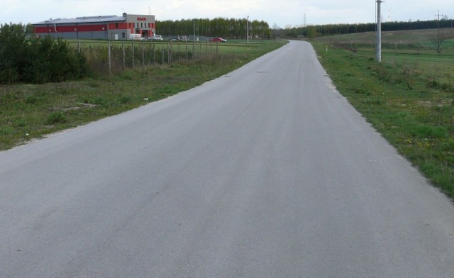 Kilka lat temu gmina Jędrzejów wybudowała tę drogę dojazdową do powstających zakładów. Teraz będą kolejne inwestycje za prawie osiem milionów złotych.