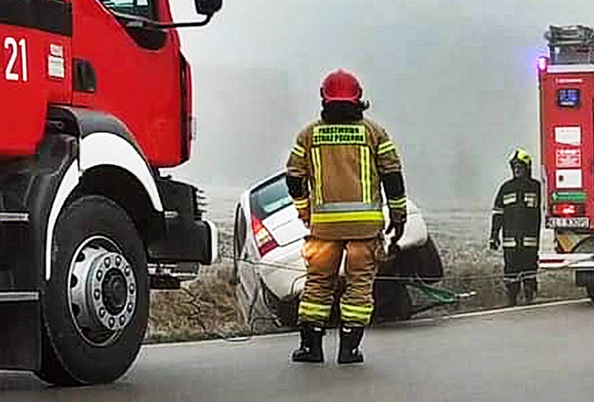 Samochód osobowy wywrócił się na górskiej drodze pod Limanową